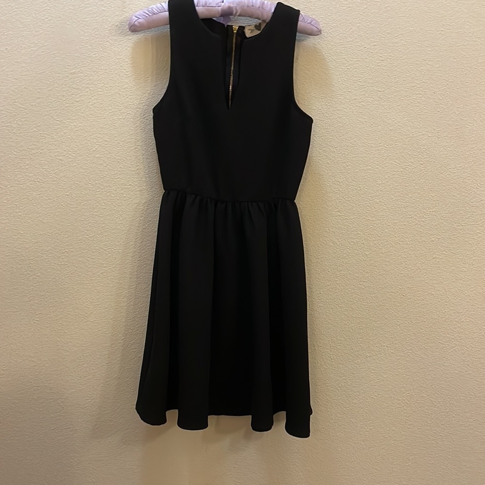 Black sleeveless dress